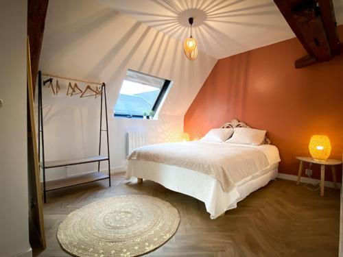 1 dormitorio con cama blanca y ventana en Le KT-Dral - Appartement hypercentre, en Bourges