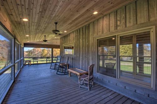 Balkón nebo terasa v ubytování Clarkesville Ranch Cabin with Screened-In Porch!