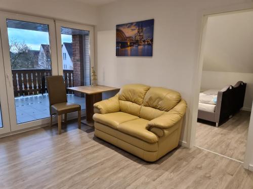 sala de estar con sofá y mesa en Luxuswohnung mit Jacuzzi Nähe Flughafen Köln/Bonn en Troisdorf