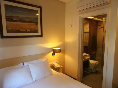 Tempat tidur dalam kamar di Ciudad Fernandina Hotel