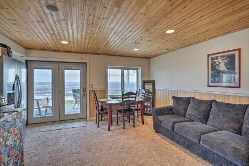 Ein Sitzbereich in der Unterkunft Williston Apartment with Missouri River Views!
