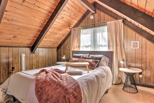 Photo de la galerie de l'établissement Fireside Lodge A-Frame in Bryce Resort with Decks, à Basye