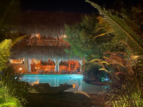 un complejo con piscina por la noche en Eco Xata en Santa Veronica