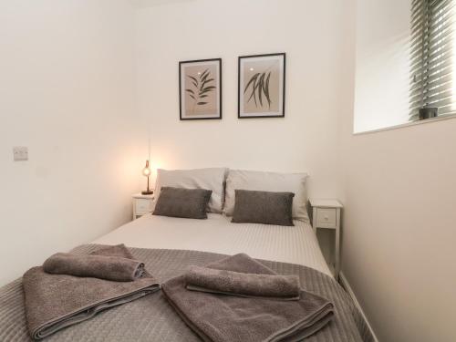 ein Schlafzimmer mit einem Bett mit zwei Handtüchern darauf in der Unterkunft Apartment 24 in Keighley