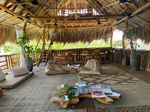 サンタ・ベロニカにあるEco Xataの小屋の中にテーブルと椅子が置かれたリビングルーム