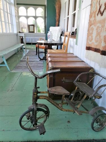an old cart with a desk on a porch at Haapala Brewery restaurant and accommodation in Vuokatti