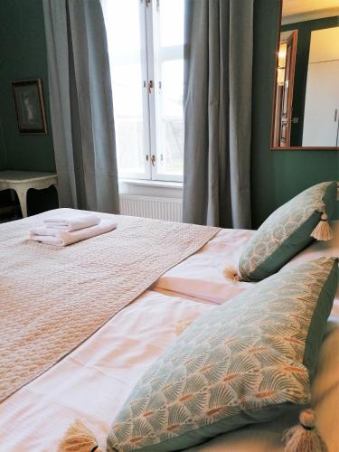a pair of beds in a bedroom with a window at Haapala Brewery restaurant and accommodation in Vuokatti
