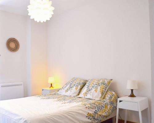 una camera con un letto e due tavoli con lampade di Le Chaud Vin ad Albi