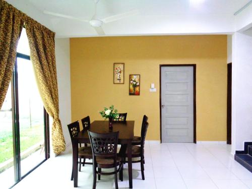 een eetkamer met een tafel en stoelen bij D'View Guest Houses in Kuala Perlis