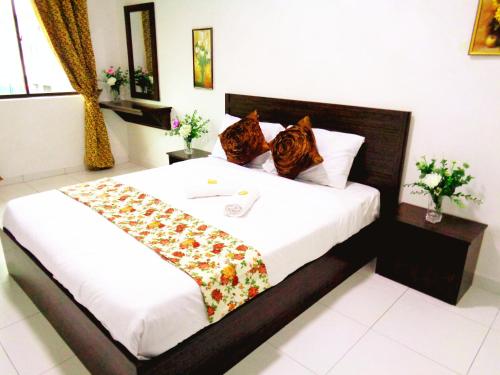 a bedroom with a large bed in a room at D'View Guest Houses in Kuala Perlis