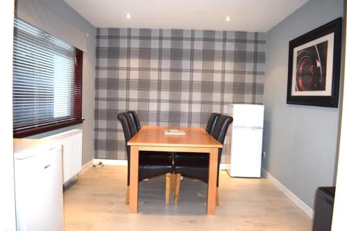 a dining room with a table and chairs at 3 Bedroom-Kelpies Serviced Apartments Burns in Falkirk