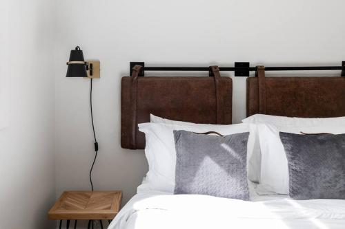a bedroom with a bed with white sheets and pillows at Complexe LIVTremblant by Gestion ELITE - LIV2 in Mont-Tremblant