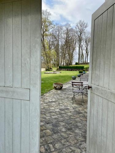 an open door to a patio with a picnic table at La chambre des vignerons in Montreuil-aux-Lions
