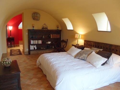 a bedroom with a large white bed with two pillows at La chambre des vignerons in Montreuil-aux-Lions