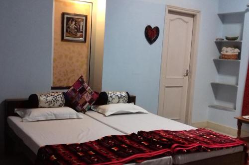 A bed or beds in a room at "Nain's Kunj" A Traveller's Home