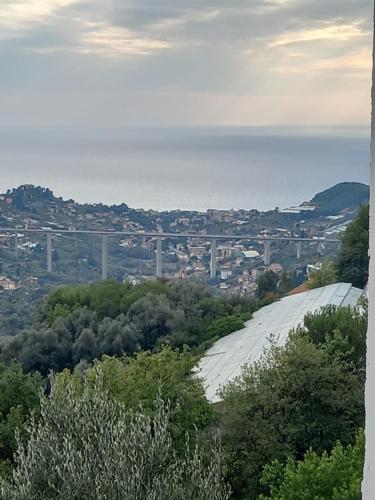 vistas a una carretera con un puente a lo lejos en Casa Vita en Vallebona