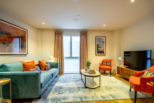 een woonkamer met een bank en een tv bij Twenty Seven HQ in York