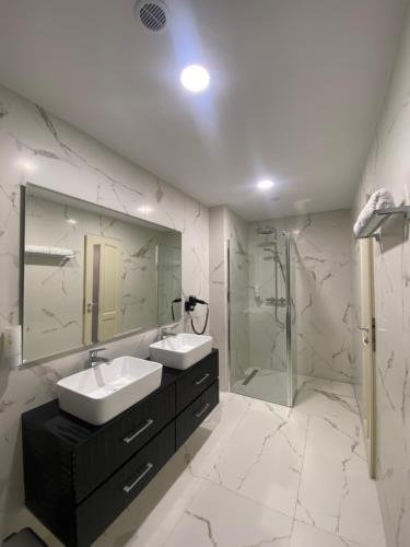 a bathroom with two sinks and a shower at Ocaua Lui Cuza in Tecuci
