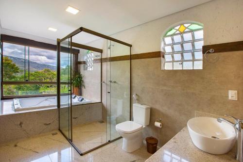 Ett badrum på Sitio Jatoba/Lapinha da Serra