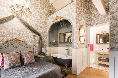 1 dormitorio con cama, bañera y lavamanos en Casa de Carmen Bañera chimenea de leña y terraza, en Corcubión