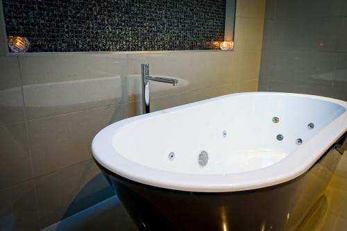 Bilik mandi di Pomegranate Guest House