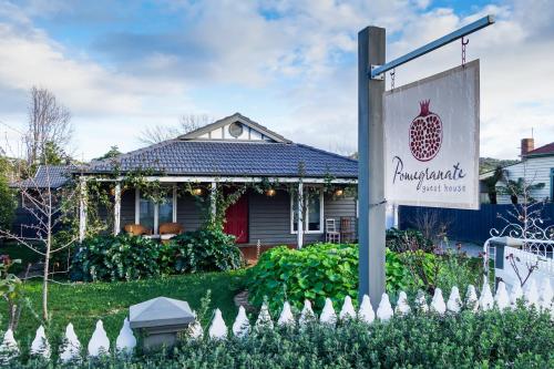 Taman di luar Pomegranate Guest House