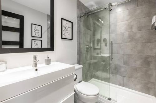 a bathroom with a shower and a toilet and a sink at Complexe LIVTremblant by Gestion ELITE - LIV3 in Mont-Tremblant