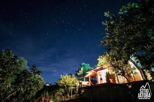 a house at night with the stars in the sky at Sitio Jatoba/Lapinha da Serra in Santana do Riacho