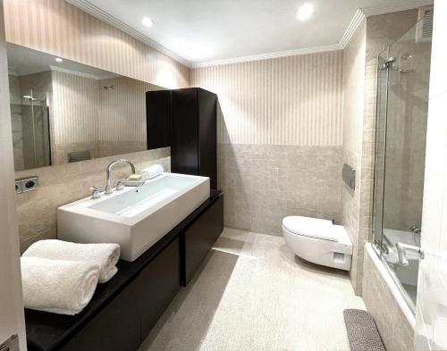 Et badeværelse på Luxury San Prudencio Vitoria