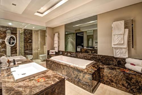 Ванна кімната в Royal Marang Hotel