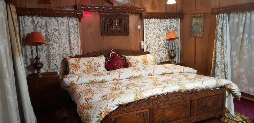 Ένα ή περισσότερα κρεβάτια σε δωμάτιο στο House Boat Hardy Palace