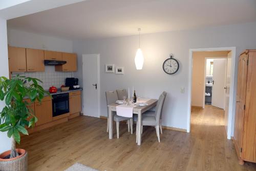 a kitchen and dining room with a table and chairs at Ferienwohnung Wagner 4 Sterne in Neef