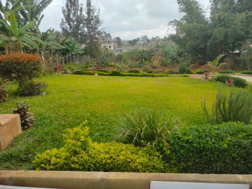 un patio con un gran césped con plantas en Bloom 2 private home, en Thika