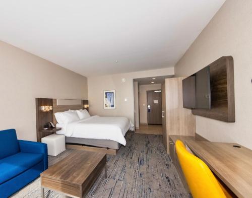 a hotel room with a bed and a tv at Holiday Inn Express & Suites - Harrisonburg University Area by IHG in Harrisonburg
