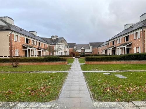a walkway in front of a row of houses at Studio cosy à 10 minutes de Disneyland Paris in Bailly-Romainvilliers