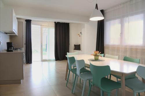 a kitchen and dining room with a table and chairs at BELVEDERE CERIEL in Cavaion Veronese
