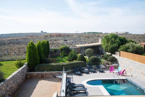 Výhled na bazén z ubytování Nina Villa Cretevasion nebo okolí