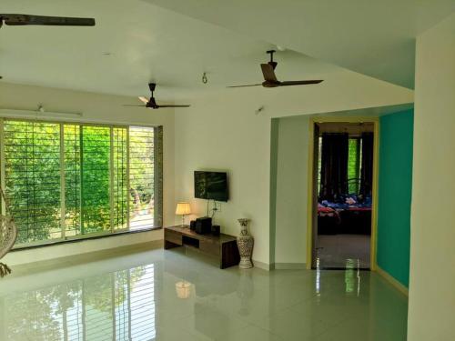 TV a/nebo společenská místnost v ubytování Ivy Maitri Farm 3 Bhk with Private Pool - Badlapur