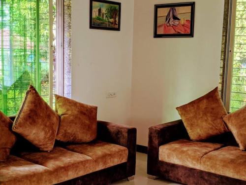 Ein Sitzbereich in der Unterkunft Ivy Maitri Farm 3 Bhk with Private Pool - Badlapur
