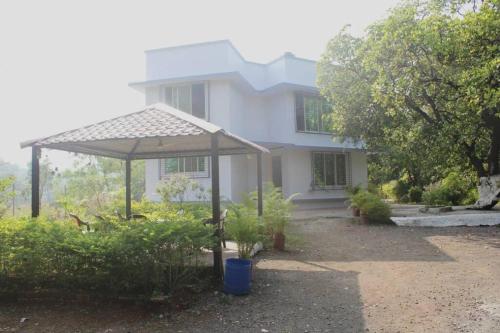 Ein Garten an der Unterkunft Ivy Maitri Farm 3 Bhk with Private Pool - Badlapur