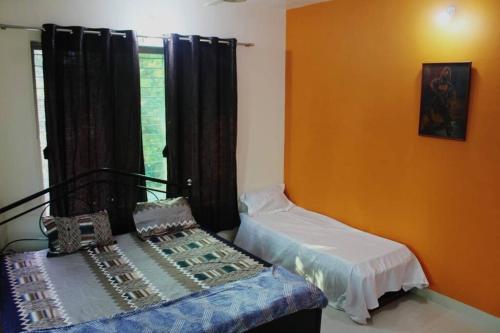 Ein Bett oder Betten in einem Zimmer der Unterkunft Ivy Maitri Farm 3 Bhk with Private Pool - Badlapur
