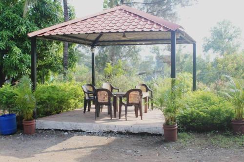 Ein Garten an der Unterkunft Ivy Maitri Farm 3 Bhk with Private Pool - Badlapur