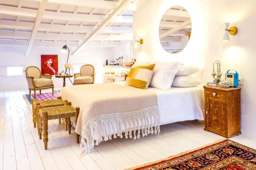 a bedroom with a bed and a table and chairs at Ca na Kika 5 in Es Migjorn Gran