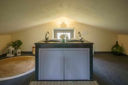 a bathroom with a sink and a bath tub at Alba Morus Bed & Breakfast sentiti a casa nel cuo in Arezzo