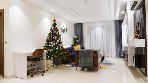 Oceanview Smart Home with Pool in Oniru-Lekki 1 في ليكى: غرفة معيشة مع شجرة عيد الميلاد ومكتب