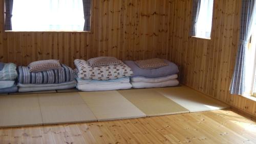 郡上的住宿－Gujo Cottage Ryukobashi no Hotori - Vacation STAY 88697v，一间房间,设有四个枕头,位于地板上