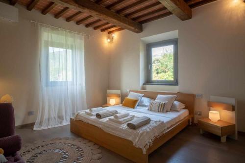 a bedroom with a large bed and a window at Alba Morus Bed & Breakfast sentiti a casa nel cuo in Arezzo