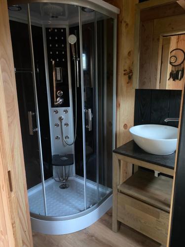 Casa aan de Plas, B&B met sauna en hottub of jacuzzi في Nieuwkoop: حمام مع دش زجاجي ومغسلة