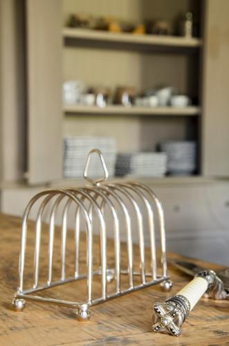 a metal bird cage sitting on top of a table at B&B Het Merelnest in Waardamme