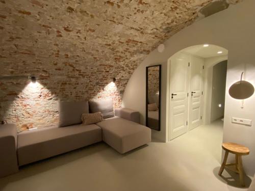 a living room with a couch and a brick wall at Vlinder's in Utrecht